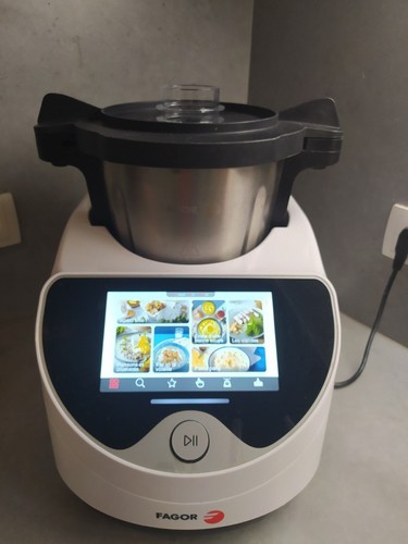 Robot multifonction cuiseur