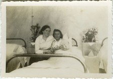 ANTIQUE PHOTO - VINTAGE SNAPSHOT - CURIOSITY SICK BED HOSPITAL ROOM - ILL