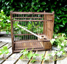 ANCIENNE CAGE À OISEAU EN BOIS ET TIGES MÉTALLIQUES