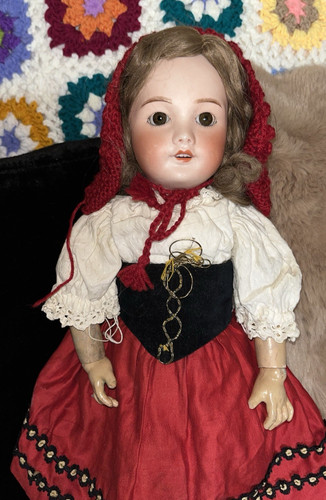 Très jolie ancienne poupée - ,