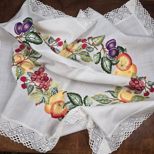 Nappe carrée fruits brodés