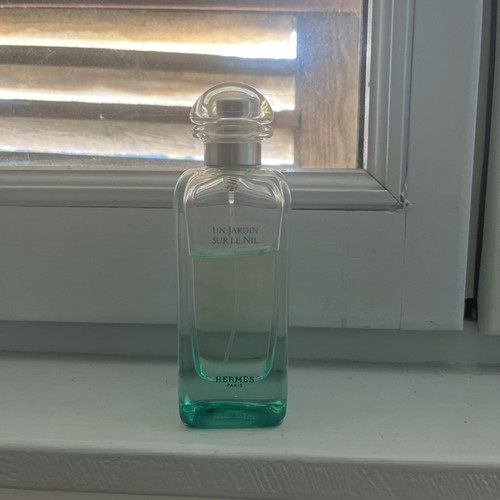 Flacon parfum vide un jardin - ",