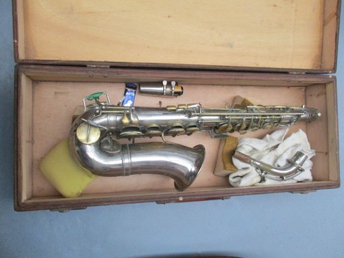 Saxophone alto estampillé - , b