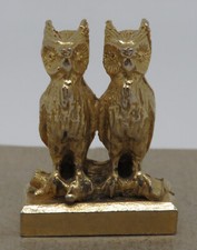 rare FEVE MEDIUM METAL GOLD 3D PAIR OF OWLS OWL Height = 40mm