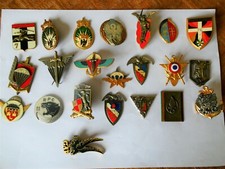 LOT 22 INSIGNIA PARA AND VARIOUS BROKEN OR ABSENT FASTENERS 