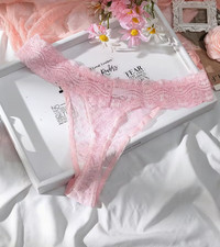 String roge en dentelle Taille