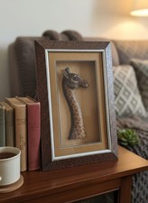 Tableau 3D Girafe Sous Verre - Décoration Murale avec girafe sculptée en bois