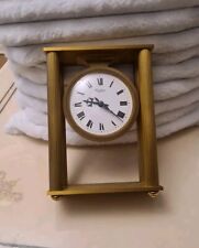 HOUR LAVIGNE Pendule portique à colonnes cannelées en bronze doré.  Founction 