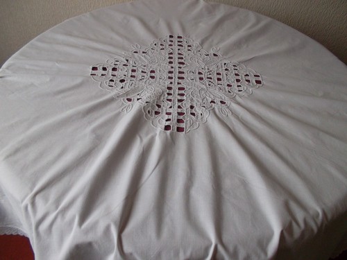 Belle nappe ronde entourée - , de
