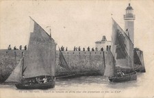 CPA 76 LE TREPORT DEPART DE BARQUES DE PECHE POUR UNE PROMENADE EN MER