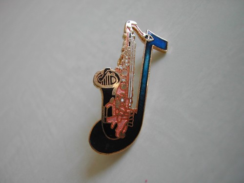Pin émaillé saxophone - -,