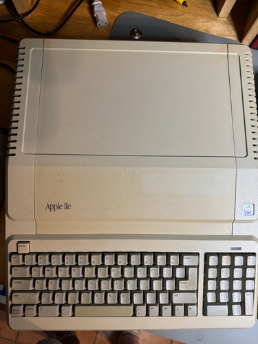 Apple iie platinum - apple,