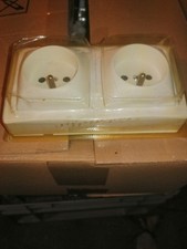 Double  prises  Saillie