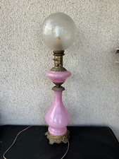 Grande Lampe ancienne en opaline rose et laiton avec globe gravé