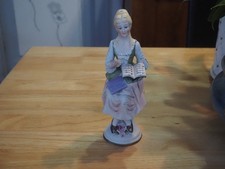Figurine, statuette jeune Dame, biscuit, porcelaine,  polychrome. Haut 21 cm.TBE