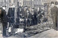 CPA 75 PARIS CARTE PHOTO FIGURANT UNE FOIRE A LA FERRAILLE OU MARCHE AUX PUCES