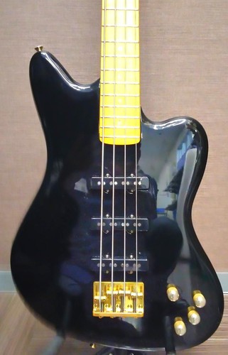 Guitare basse électrique