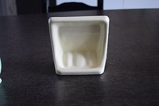 porte savon en céramique non ancien, fixation colle carrelage, superbe état