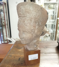 Tête en terre cuite de femme