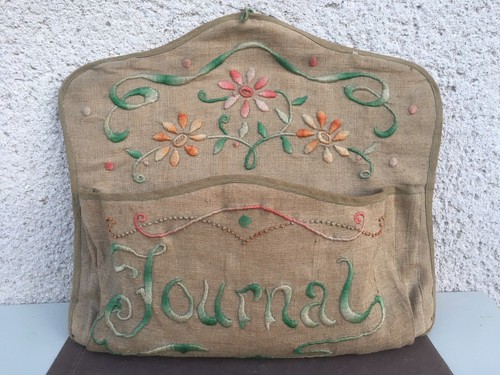 Ancien porte journal - mural, /