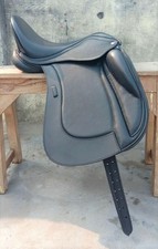 Selle de dressage en cuir noir