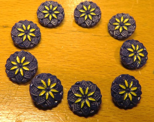 Boutons anciens verre moulé - verre,