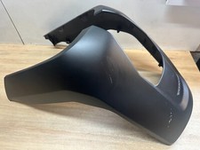 UN CACHE CARENAGE TABLIER