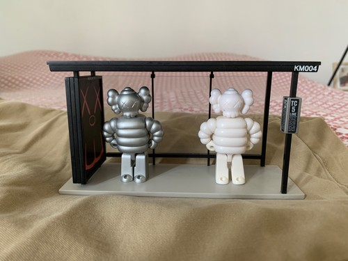 Kaws kubrick bus stop - kaws,