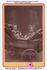 ENFANTS DANS UNE POUSSETTE