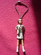 Pendentif figurine Coco Chanel 8 cm (avec chaîne)