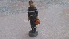Figurine de statuette jeune de sapeur pompier