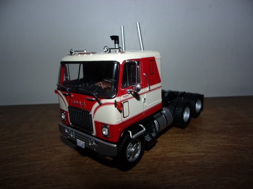 Ixo altaya gmc astro - 1/43,