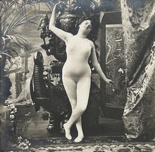 FRANCE Pose Plastique Nu