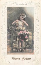 CP FRAME DECORATIONS RELIEF LITTLE GIRL SENDS KISS BASKET ROSES - SPOTTED 37056