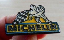 PIN'S VINTAGE BIBENDUM MICHELIN COMPETITION COURSE DRAPEAU A DAMIER