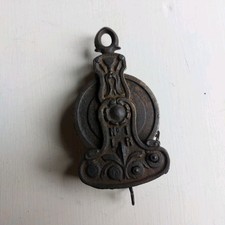 Ancienne Poulie à Chaînes