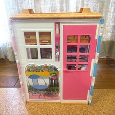 Jolie maison de poupée à