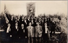 Group of Men Norway Flag ? Enig Og Tro Til Dovre Faller Tekst Flag Postcard H11