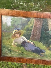 Jeune femme au chapeau dans un