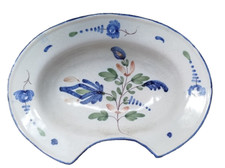Plat à barbe en faience