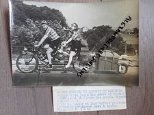 PRESS PHOTO ORIGIN.1955 PARIS PAID HOLIDAYS BIKE DEPARTURE FAMILY IN TANDEM