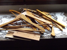 12 cintres anciens en bois