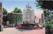 18 BOURGES JARDIN DES PRES FILES A BASQUE