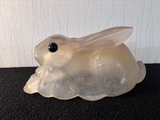 Sculpture lapin couché en