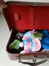 Charmante Petite Valise Ancienne en Carton Bouilli 1950 + Habits de Poupée