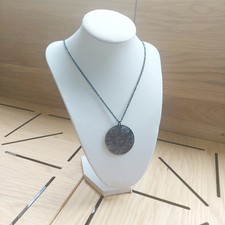 Présentoir à bijoux. Buste en simili cuir blanc pour collier. Hauteur 24 cm