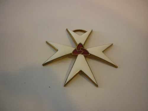Medaille broche bijoux croix - bijoux,
