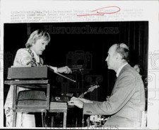 1975 Press Photo Valery D'Estaing and Claude Francois perform at Paris party