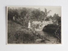 Femme robe blanche cascade