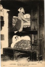Old postcard a double floor bed - Breton morals and costumes - folklore (1033473)